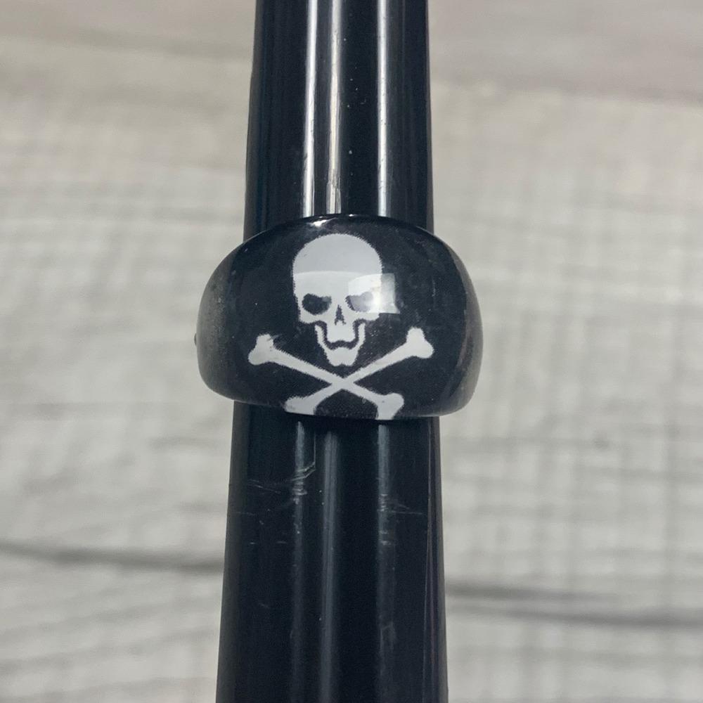Unbranded Skull and Crossbones Ring Black Smokey Resin Dome Pirate Punk Size 4.5